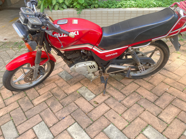 铃木125cc摩托车