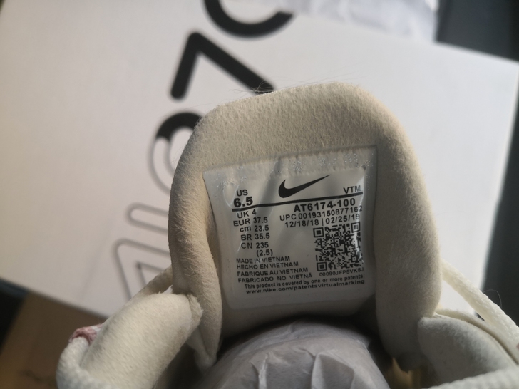 耐克运动鞋 女生 一次未穿 全新,无质量问题