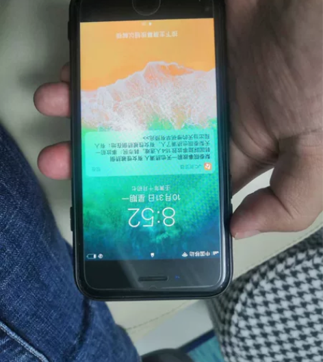 苹果8内存64g，都是带壳子使用，表面保存...