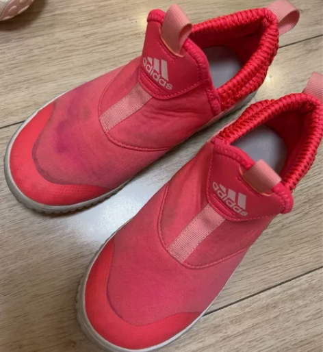 阿迪粉色运动鞋33号。50转 感兴趣的话点...