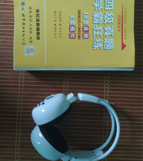 英语四级真题和英语听力耳机 全新，一个字都...