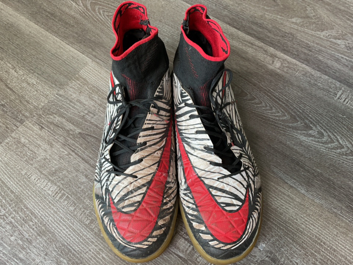 Nike内马尔毒蜂足球鞋