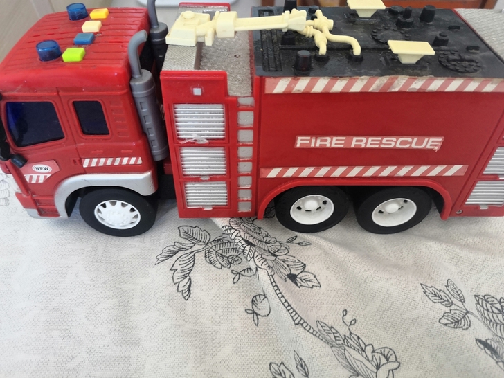 两个玩具车！