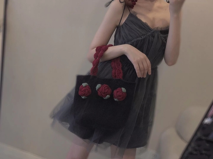 小红书同款，暗黑系玫瑰花编织包！成品60元...