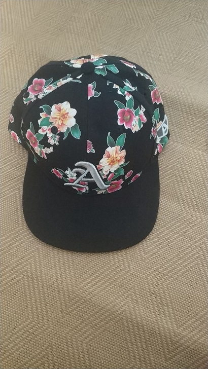 安踏帽子，很久之前买的了，没带过仅试戴一次
