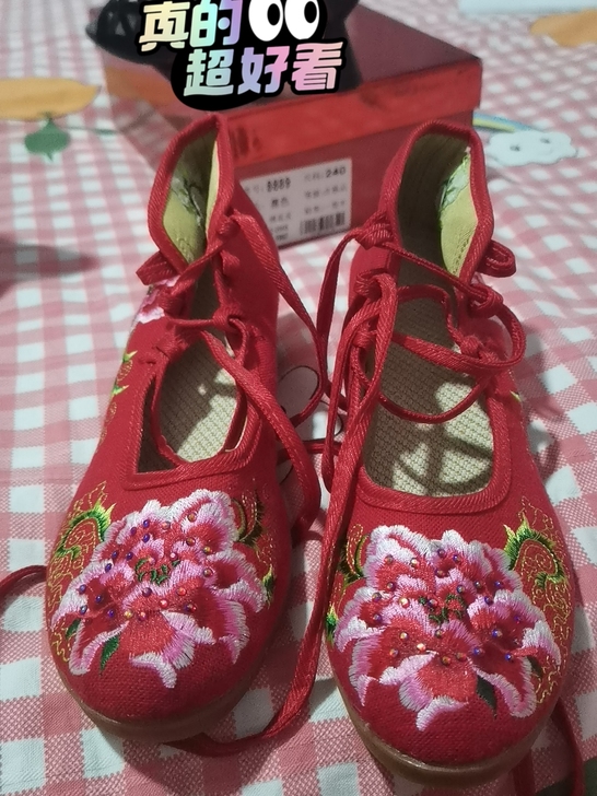 出售绣花鞋，可以配秀禾服穿，内增高5公分差...
