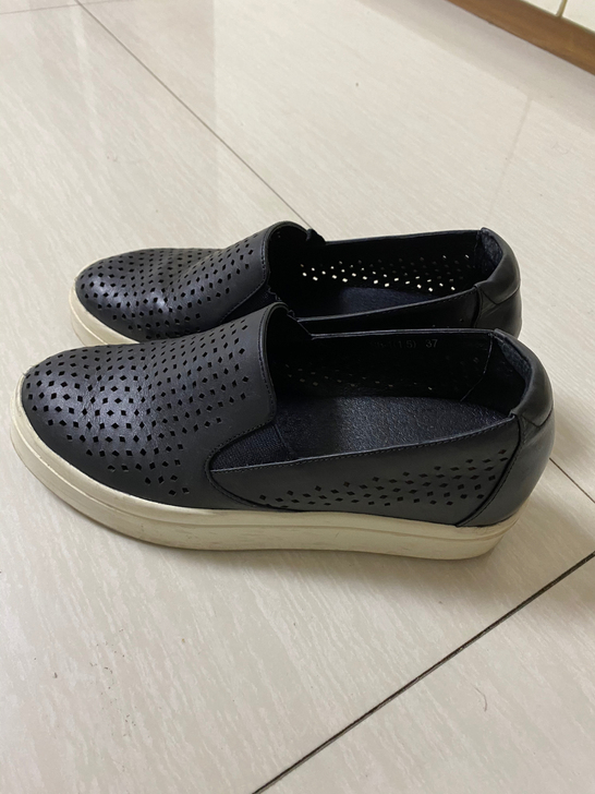 全皮单鞋，有点鞋跟能增高