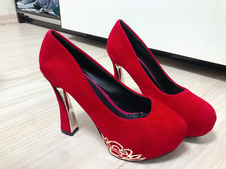 红色婚鞋，礼服鞋，金属花，跟高正好，脚感不...