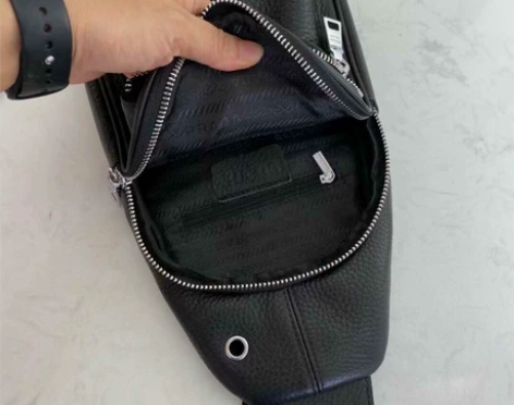 闲置99新普拉达胸包男士普拉达单肩包真皮 ...