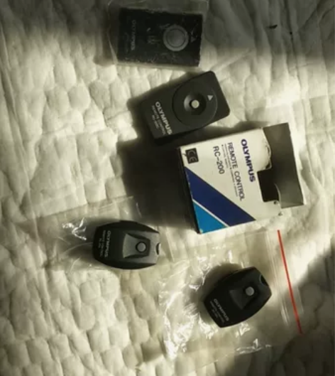 奥林巴斯相机的遥控器，看着像新的。打包一起...