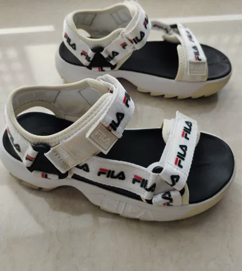 斐乐女凉鞋36.5的，清鞋柜鞋子白色部位有...