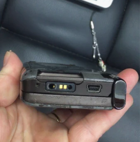诺基亚经典折叠翻盖手机有喜欢收藏怀旧留念的...