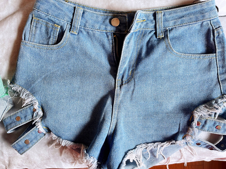 牛仔短裤 款式比较好看~穿着有点大低价出售...