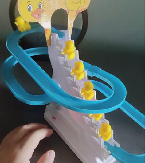 小鸭子自动爬楼梯儿童益智拼装电动轨道车小黄...