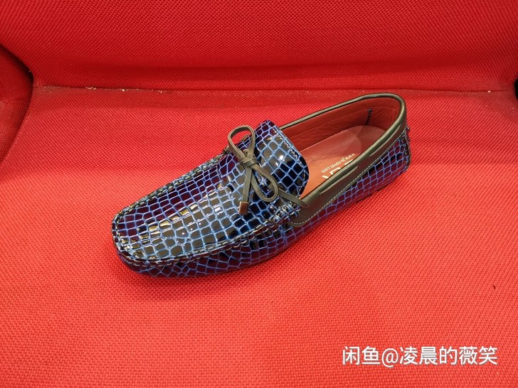 断码清仓~~ 路宝 高端  漆牛皮  豆豆鞋