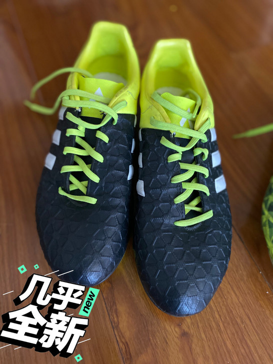 阿迪足球鞋,穿了两三次,很新,尺码看图,