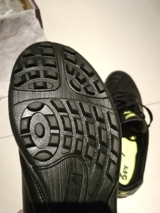 淘宝上半年入手全新足球鞋备用,从未穿过。因...