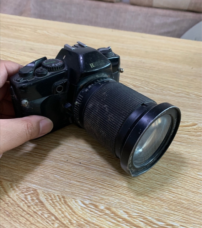 理光胶片机,品相如图,镜头有磕碰,内部进灰...