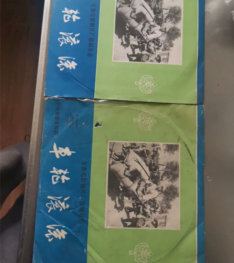 车轮滚滚电影录音剪辑黑胶唱片。其中一张盘有...