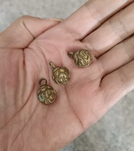 鎏金铜扣3颗，品相好，工艺漂亮，个头也大。...