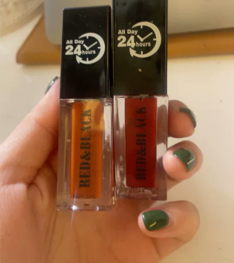 红与黑的唇釉两个一起出，两个颜色搭起来用，...