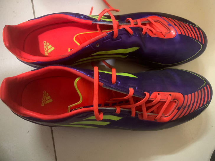 F50足球鞋 44码 9成新，二手商品不提...