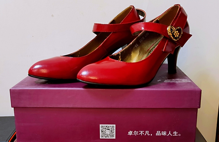 卓尔贝洛妮红色牛皮漆皮女鞋，37码，新鞋只...