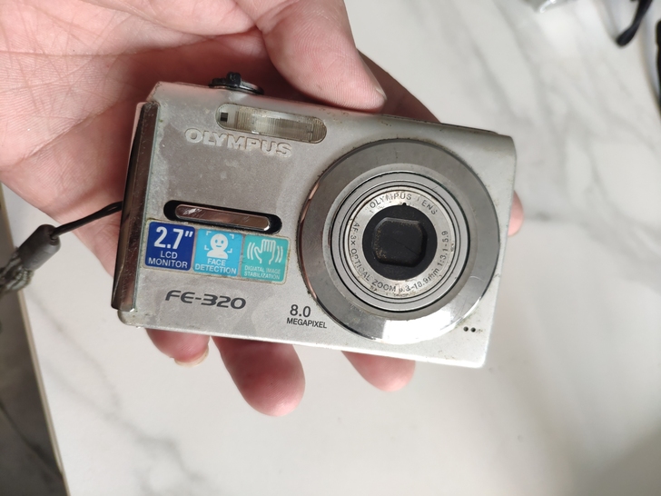 奥林巴斯fe-320相机。装电池开机后镜头...