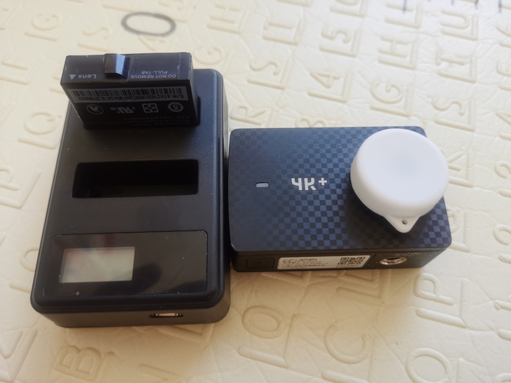小蚁4K+,用了十次左右9成新,两块电池。