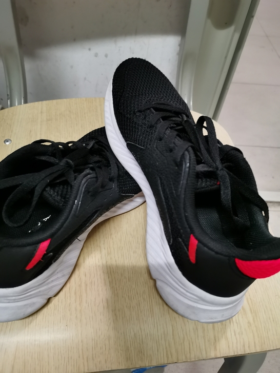 安踏网面运动鞋