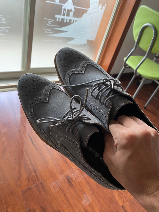 9.9成新的 布洛克纯牛皮休闲鞋 就下楼穿...