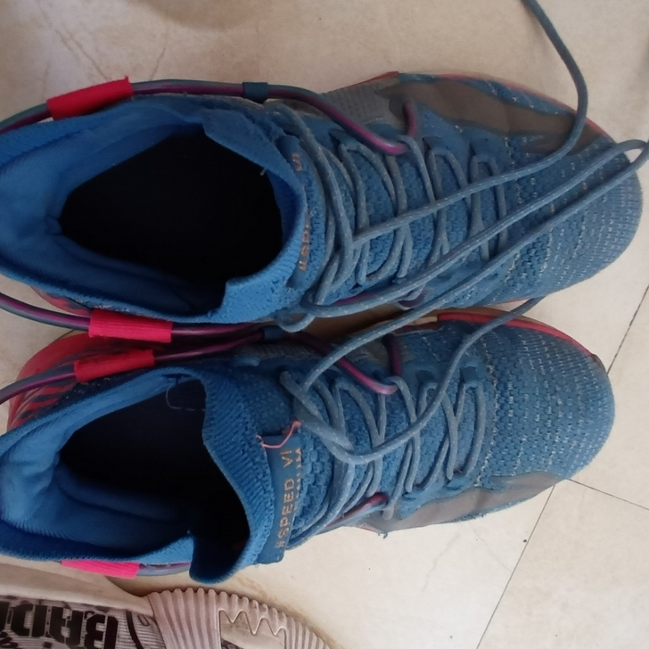 出售战损版闪击6鞋子状况如图，无鞋盒。