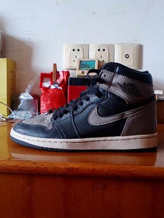 乔丹一代影子41码 ，轻微穿过痕迹 ，鞋底...