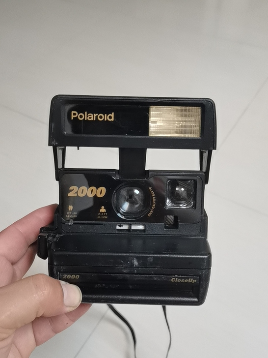 出个宝丽来2000相机，没有测试，不知功能...