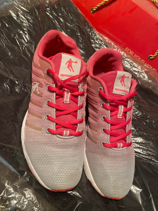 乔丹女鞋，37码，专店购买，无瑕疵。按图发...