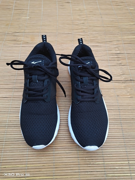 鸿星尔克 42码 运动鞋