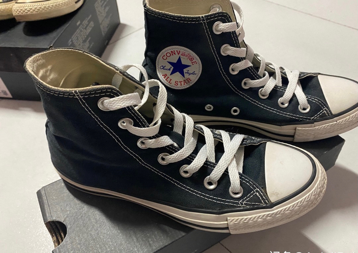 匡威经典款，黑色匡威，去年在tb旗舰店购入...