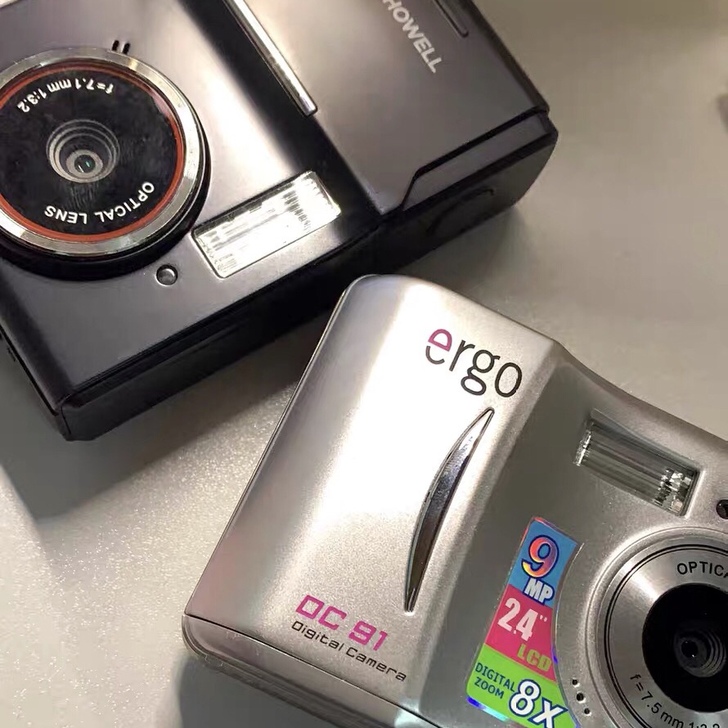 摄像机自己插电池用的