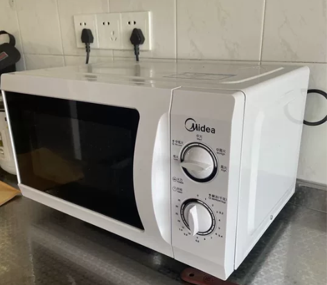 美的微波炉,面板机械旋钮式设计,操作简单快...