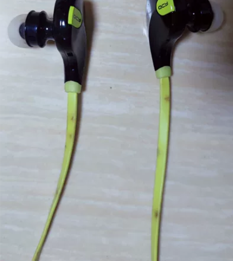 QCY蓝牙耳机，入耳式，黑绿色。 感兴趣的...