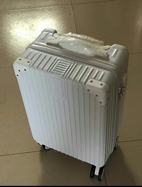 箱子买大了。本来是想买登机箱,拉杆箱万向轮...