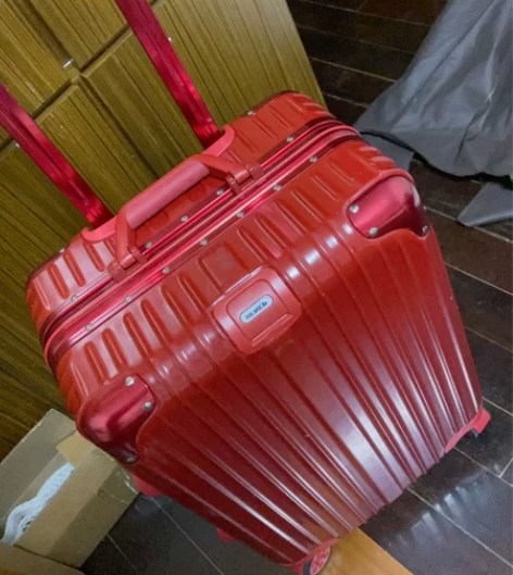 酒红22寸行李箱 铝的，就用过一次。现在很...
