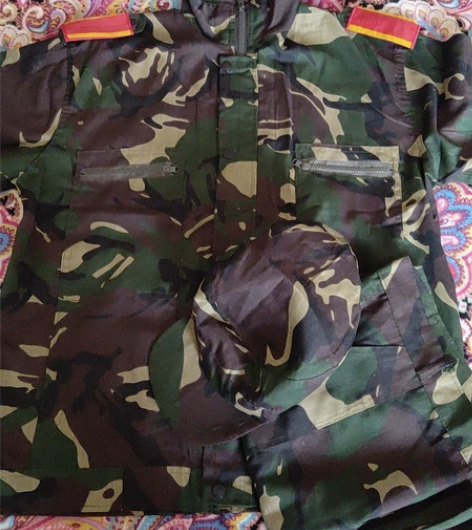 军训结束，已身体原因只穿了三天军训服三件套...