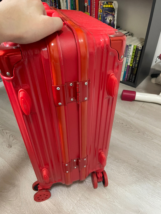 红色行李箱,仅结婚当天使用,后面均未使用