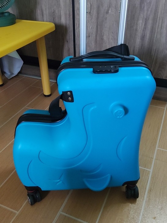 小号儿童可骑旅行箱，1-5岁用，孩子长大了...