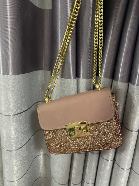 皮革亮片拼接包包 金链 容量很大 自带分层...