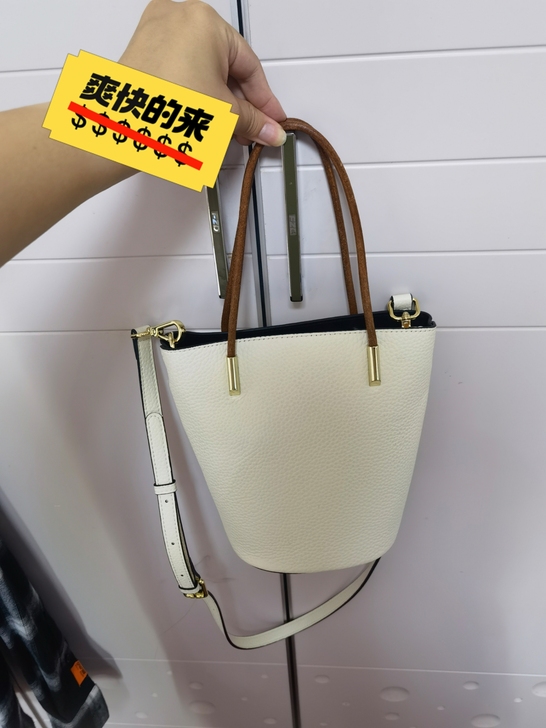 某宝直播购入，白色小包包，皮质非常好，只用...