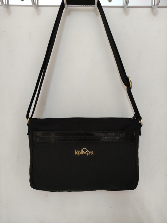 kipling小斜挎包，黑色版包清货，前后...