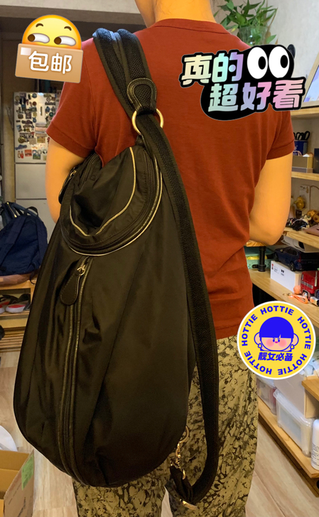 可以单肩背，也可以双肩背，很多分层，适合经...