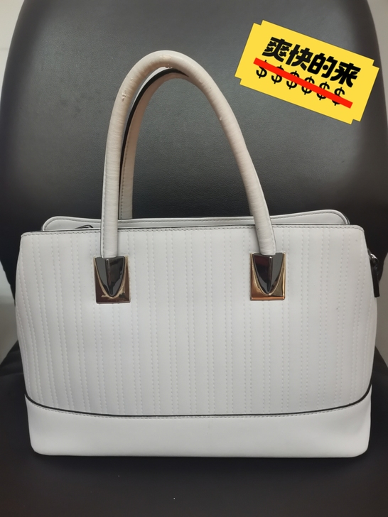 正品红谷米白牛皮定型包。七成新，很有型和有...